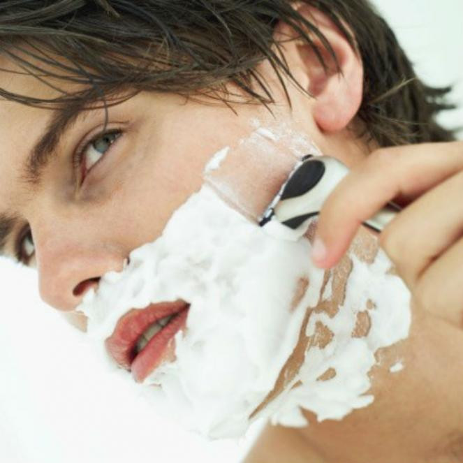 Lý giải chi tiết hơn, các chuyên gia cho biết, kem cạo râu có tác dụng làm ẩm da mặt rất hiệu quả trong khi việc cạo râu tương tự như một liệu trình massage. Khi cạo râu, không chỉ lớp lông tơ bị loại bỏ mà cùng với nó là những tế bào da chết. Loại kem sử dụng sau khi cạo râu sẽ cung cấp độ ẩm, giúp da mềm mại hơn. Quá trình này giúp làm sạch và tái tạo da mỗi ngày, nhờ vậy mà nam giới có làn da "trẻ" hơn nữ giới.