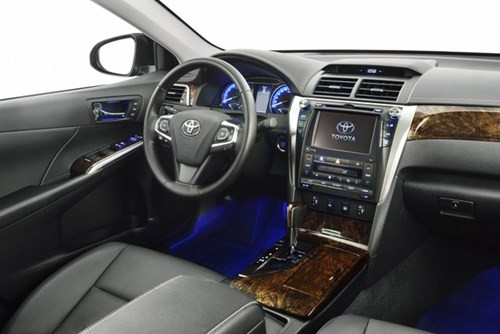 Trong nội thất, Camry vẫn giữ được truyền thống cabin rộng rãi. Vô-lăng 4 chấu ở đời trước đã được chuyển thành loại 3 chấu thể thao, tích hợp nhiều nút điều khiển âm thanh, điện thoại... .
