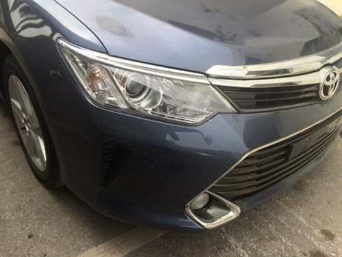 Điều này có thể nhận thấy rất rõ ở phần mũi xe với lưới tản nhiệt hẹp hơn, hình chữ V vuốt nhẹ, kéo dài sang cụm đèn pha hai bên. Bộ đèn vì thế cũng trở nên hẹp và sắc nét hơn hơn đời trước. Một điểm khác biệt nữa là đèn xe đã được tích hợp dải LED chiếu sáng ban ngày.