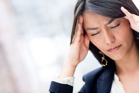 Bạn thường xuyên bị chóng mặt hoặc choáng váng. Triệu chứng này có thểdo cơ thể mất nước hoặc bạn đứng dậy quá nhanh nhưng nếu nó xảy ra một cách thường xuyên hãy nói chuyện với bác sĩ, có thể bạn đang gặp các vấn đề về tim như tắc nghẽn động mạch, giảm huyết áp hay van tim bị lỗi.