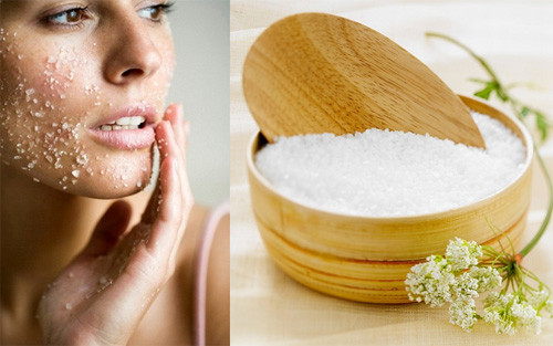 Tẩy tế bào chết. Tẩy tế bào chết vừa làm sạch da, vừa giúp da thông thoáng, dễ dàng hấp thụ các dưỡng chất. Chị em nên thực hiện tẩy tế bào chết 2 lần mỗi tuần với những nguyên liệu tự nhiên như bột yến mạch, ngũ cốc, mật ong... để có được làn da sạch, mịn.