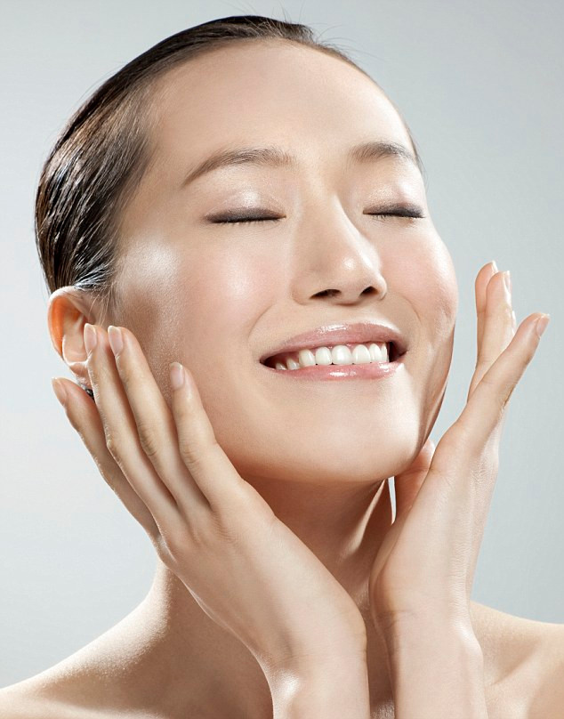Essence. Essence là từ dùng để chỉ một sản phẩm chăm sóc da dạng nước, kết hợp cả 3 chức năng toner, serum và dưỡng ẩm. Essence giúp đất nước Hàn Quốc khẳng định thương hiệu là cái nôi của những sản phẩm đa công dụng, rất sáng tạo và tiện lợi. Khi bôi lên da, essence nhẹ dịu hơn các loại toner chứa alcohol thông thường và tạo sự ẩm mướt hơn lotion.