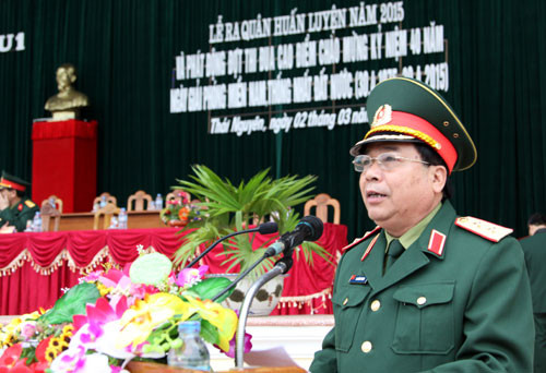 Trung tướng Nguyễn Sĩ Thăng phát biểu tại buổi lễ ra quân huấn luyện và phát động đợt thi đua cao điểm chào mừng kỷ niệm 40 ngày giải phóng miền Nam thống nhất đất nước.