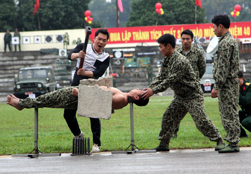...Lấy người làm giá đỡ bê tông hứng búa tạ, phía dưới là bàn chông sắt...