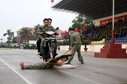 ...Và nằm trên thủy tinh, để xe mô tô cán qua người...