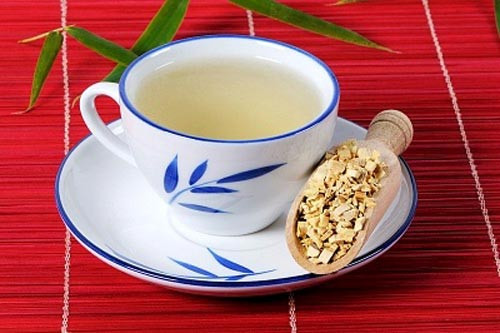 Đường nâu, tỏi và gừng. Đun sôi hỗn hợp đường nâu, vài lát gừng, 2 hoặc 3 tép tỏi, nước lọc sau đó để lửa liu riu chừng 10 phút, để nguội rồi cho trẻ uống.