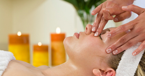 4. Massage bằng tinh dầu. Khi chúng ta ngày càng lớn tuổi, mức độ estrogen cũng suy giảm dần, làn da sẽ trở nên khô cứng hơn bởi các tuyến dầu sẽ hoạt động kém đi. Lúc này, việc dùng tinh dầu thiên nhiên là điều cực kỳ cần thiết, bạn có thể dùng tinh dầu dừa, tinh dầu olive massage lên da trước khi tắm để trẻ hóa làn da của mình.