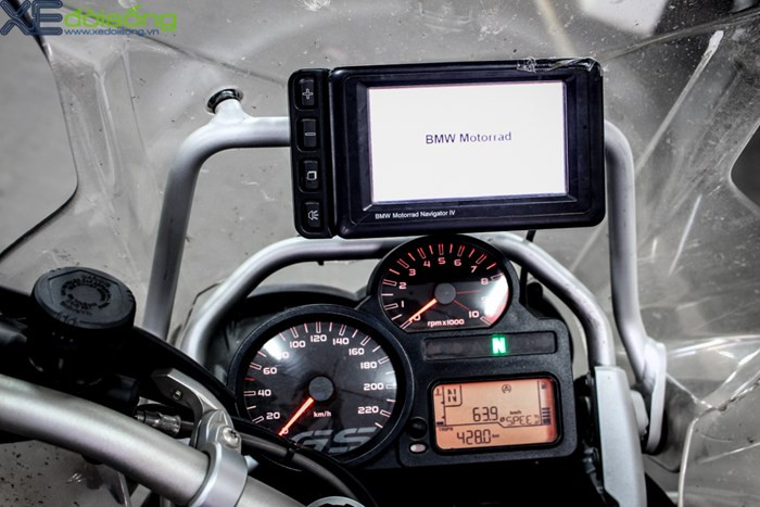 Đồng hồ hiển thị và màn hình điều khiển cho phép các biker chọn chế độ lái và các chức năng cơ bản mà một "dân phượt" cần tới.