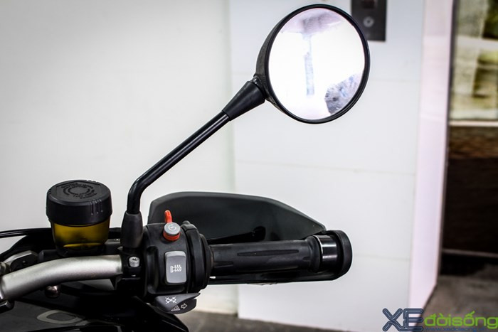 R1200 GS Adv thuộc dòng Enduro và được BMW Motorrad thiết kế nhằm đáp ứng các nhu cầu thực tế của một biker khát khao chinh phục các cung đường. Xe có hai chế độ lái tiêu chuẩn là Rain (dành cho trời mưa) và Road (dành cho đường khô ráo). Chỉ cần bấm nút chuyển chế độ, người điều khiển “mãnh thú” này sẽ có được những trải nghiệm khác biệt.