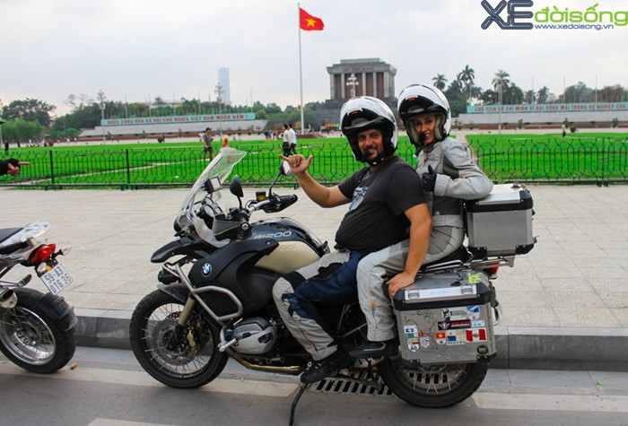 Leandro Mendez và vợ trên chiếc BMW R1200 GS Adv xuyên Việt trước quảng trường Ba Đình, Hà Nội.