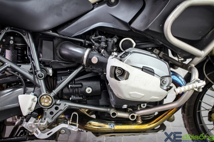 Khối động cơ mạnh mẽ của R1200 GS Adv. Phiên bản động cơ mới được tăng khối lượng bánh đà trong động cơ thêm khoảng 950 gram và cao su giảm chấn kiểu mới triệt tiêu tối đa lực rung lắc ngang.