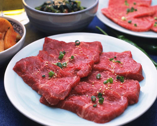 Thịt bò nạc (hoặc các loại thit khác): Sắt là khoáng chất thiết yếu giúp trẻ nhanh nhẹn và tập trung ở trường học. Thịt bò nạc là nguồn hấp thu sắt lý tưởng của cơ thể. Chỉ cần 30 g thịt bò mỗi ngày là đủ để cơ thể hấp thu nguồn sắt từ các thực phẩm khác. Thịt bò cũng giàu kẽm, giúp cải thiện trí nhớ.