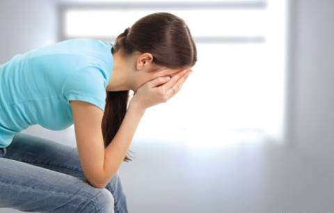 Tâm trạng chán nản: Gần đến những ngày đèn đỏ nhưng bạn lại bị căng thẳng, stress, lo phiền hay đang đau khổ về một vấn đề gì đó…Tất cả những trạng thái này đều ảnh hưởng tác động làm cho trứng rụng muộn hơn so với bình thường, thậm trí còn không có kinh nguyệt.