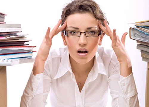 Thay đổi lịch làm việc, sinh hoạt. Thay đổi lịch làm việc, sinh hoạt có thể phá vỡ nhịp sinh học của cơ thể bạn. Điều này đặc biệt đúng nếu bạn chuyển cơ chế làm việc từ ngày sang đêm hay ngược lại. Nếu bạn thường xuyên thay đổi ca làm việc và thấy có vấn đề về chu kỳ kinh nguyệt, thì nên tính đến khả năng làm một ca không thay đổi hay chỉ đổi ca sau một thời gian lâu dài hơn.
