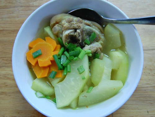 Hoặc bạn có thể đổi gió cho việc ăn uống đu đủ xanh bằng cách nấu đu đủ xanh với sườn lợn. Đây là một món ăn giúp kích thích sản xuất sữa từ đó cũng giúp gia tăng kích cỡ núi đôi đấy.