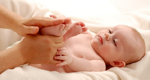 Cạo gió cho trẻ: Đây là một sai lầm phổ biến thường gặp, cũng bởi khi cạo gió cho trẻ nhỏ có nhiều rủi ro, người lớn không lường trước được. Chẳng may, khi trẻ bị sốt xuất huyết, bác sỹ không thể xác định được vùng nào xuất huyết do bệnh, vùng nào xuất huyết do cạo gió. Thậm chí hành động này còn gây đau đớn và có thể gây xuất huyết trầm trọng nếu trẻ bị sốt xuất huyết (với những triệu chứng ban đầu như sốt, nhức đầu, mệt mỏi...).
