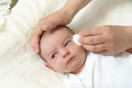 Dùng sai thuốc khi con ốm. Mất tinh thần khi con ốm dễ khiến cha mẹ vội vàng cho trẻ dùng những bài thuốc dân gian hoặc loại thuốc được mách bảo. Việc làm này dễ gây nguy hiểm cho trẻ và khiến trẻ bệnh càng thêm bệnh.