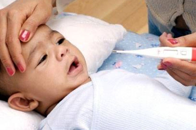 Chỉ sờ trán con đoán sốt: Xác định con sốt qua cảm giác khi sờ trán hoặc má là hoàn toàn không chính xác. Trẻ chỉ được gọi là sốt khi nhiệt kế có những chỉ số dưới đây: Nhiệt độ bên trong hậu môn cao hơn 38°C (100,4F) Nhiệt độ ở miệng cao hơn 37,8°C (100F). Nhiệt độ ở nách cao hơn 37,2°C (99F).