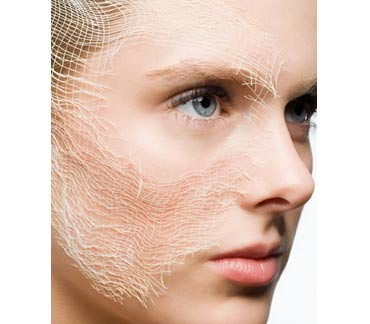 Theo nghiên cứu của các nhà khoa học, 99% số phụ nữ mắc chứng nhiều lông không có những bệnh tật gì liên quan đến toàn thân mà chỉ ảnh hưởng đến thẩm mỹ. Nhiều người đã dùng các biện pháp như nhổ, cạo, cắt lông... như vậy chỉ có tác dụng làm sạch lông nhất thời mà không thể phá được mao nang ở dưới da, kết quả là càng nhổ lông thì lông càng nhiều, thậm chí còn gây viêm da.
