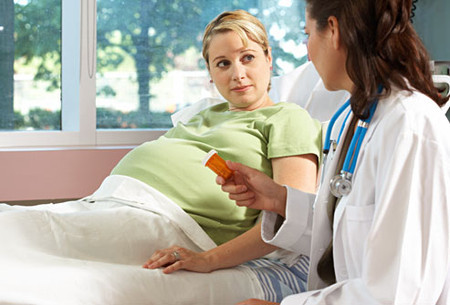 Tham khảo ý kiến bác sĩ da liễu. Bác sĩ da liễu sẽ giúp bạn xác định các yếu tố nguy cơ gây nám da khi mang thai như tiền sử gia đình, nội tiết tố...Đồng thời đưa ra phương pháp phòng chống, điều trị thích hợp.