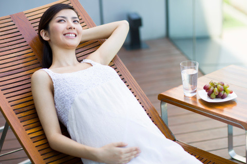 Chống nắng. Tia UVA và UVB là những nguyên nhân chính kích thích sự hình thành các sắc tố melanin gây nám da. Do vậy, phụ nữ mang thai nên tránh ánh nắng mặt trời vào thời điểm gay gắt nhất của ngày là từ 10 giờ sáng đến 2 giờ chiều; bảo vệ da bằng cách che chắn cho da và dùng kem chống nắng khi ra ngoài nắng.