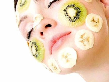 Việc dùng các mặt nạ tự nhiên để dưỡng da chống nám cũng là sự lựa chọn, giúp hạn chế được hiện tượng nám da và làm cho làn da bà bầu trở nên mịn màng. Tuy nhiên, chú ý chọn các mặt nạ không gây kích ứng cho da. Chị em có thể sử dụng một số loại mặt nạ sau: