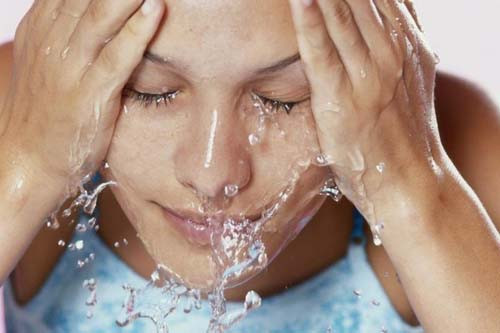 Rửa mặt thường xuyên. Thời tiết có độ ẩm cao luôn là "thủ phạm" hàng đầu khiến da bạn bị "bí bách" và tiết ra nhiều dầu hơn bình thường. Vì vậy, việc chăm chỉ rửa mặt 2-3 lần/ngày chính là giải pháp tình thế hữu hiệu tránh để lỗ chân lông bị bịt kín sinh ra mụn. Bạn cũng nên lưu ý rửa mặt với nước ấm và sữa rửa mặt có chứa thành phần lưu huỳnh, sau đó thấm khô bằng khăn lạnh để đạt được hiệu quả cao nhất.