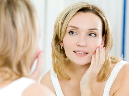Đừng quên dưỡng da. Trong tiết trời nồm như thế này, bạn nên ưu tiên những sản phẩm dưỡng da dạng gel hoặc dầu dưỡng da chuyên dụng bởi chúng có ưu điểm là thấm vào da nhanh, không gây nặng mặt hay nhờn rít như nhiều loại kem dưỡng truyền thống.