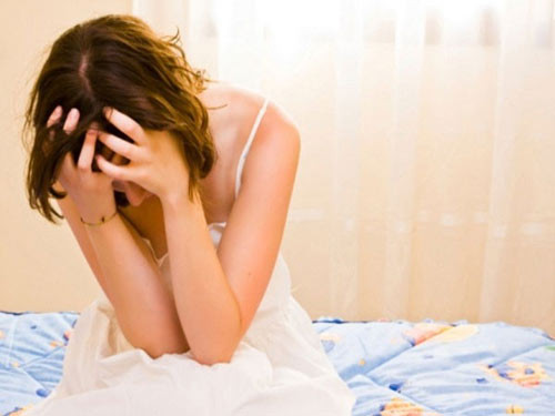Có nhiều trường hợp bị nhiễm trùng sau phá thai bằng thuốc, tuy không chảy máu ồ ạt nhưng bị sốt, đau bụng và nếu không điều trị kịp thời thì sẽ có nguy cơ nhiễm trùng huyết đe dọa tính mạng và rất tốn kém hoặc phải cắt bỏ tử cung thì chị em sẽ không còn khả năng sinh sản và có kinh nguyệt nữa.