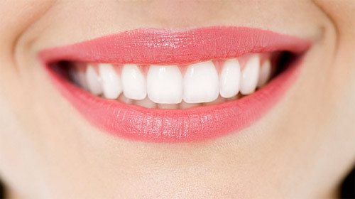 Tóm lại tẩy trắng răng cho kết quả không rõ ràng ở một số bệnh nhân, chi phí tốn kém nhiều, không thể làm một lần, và mục đích của việc quảng cáo rầm rộ là để làm giàu cho các hảng sản xuất thuốc. Thực tế rất hiếm người có răng thật trắng, ai có răng thật trắng là không bình thường, vì họ là những nghệ sĩ hay người mẫu cần phải có hàm răng trắng hơn để biểu diễn trên sân khấu, và phải trả giá bằng thời gian và tiền bạc.
