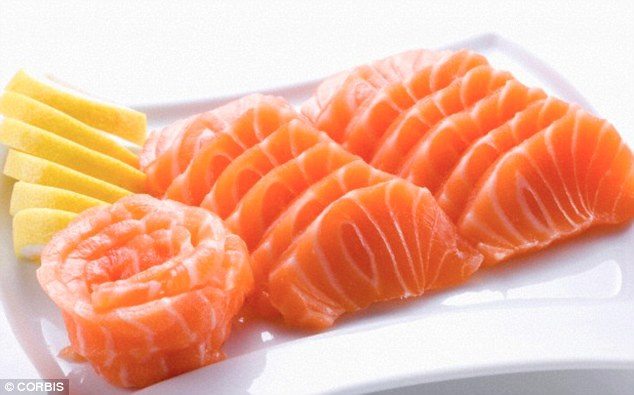 Cá hồi. Cá hồi giàu axit béo eicosapentaenoic, một loại omega-3 giúp chặn các enzyme gây giảm lượng collagen dẫn đến việc hình thành nếp nhăn và chảy xệ da. Omega-3 còn giúp điều chỉnh lượng dầu sản sinh trong da, tăng cường độ ẩm, giúp da mịn và ngừa mụn trứng cá.