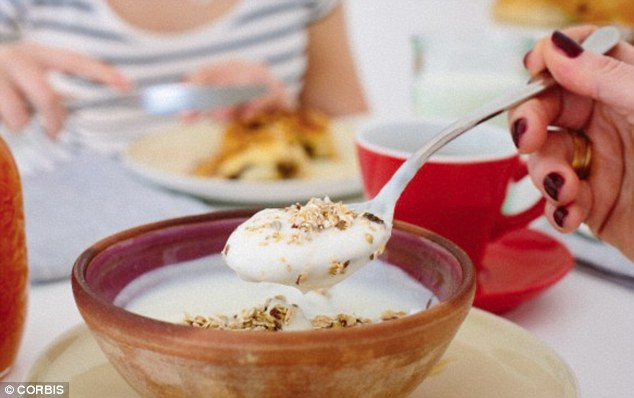 Sữa chua. Thêm một cốc sữa chua vào bữa sáng của bạn để tăng cường canxi và liều lượng lớn probiotics cho cơ thể. Probiotics được tìm thấy nhiều trong sữa chua giúp đường ruột của bạn luôn khỏe mạnh và tăng cường hệ miễn dịch tự nhiên.