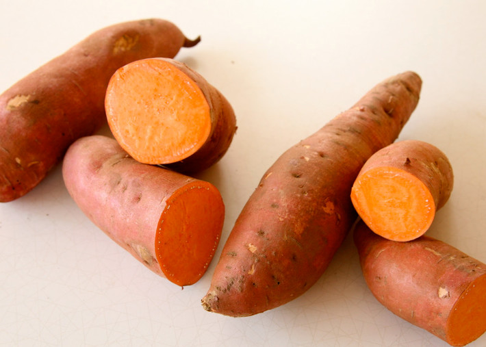 Khoai lang. Đây là nguồn cung cấp vitamin C, vitamin B6, kali và mangan có lợi cho sức khỏe não bộ. Ngoài ra, những chất này còn giúp duy trì năng lượng, ngăn chặn cơ thể rơi vào tình trạng kiệt sức.
