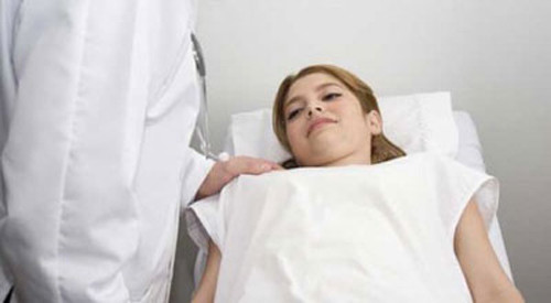 1. Khám phụ khoa. Đây là việc mà cô dâu tương lai nào cũng nên làm để đảm bảo sức khỏe, giữ hôn nhân hạnh phúc. Trong quy trình khám phụ khoa, cô dâu sẽ được soi tử cung, kiểm tra vòi trứng... Hiện nhiều phòng khám sản khoa, các bệnh viện cũng có gói khám dành riêng cho các cô dâu chuẩn bị đám cưới.