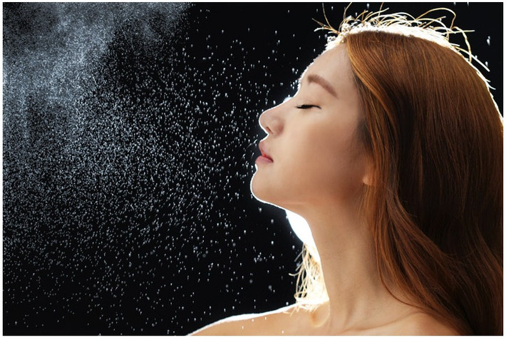 Xịt khoáng. Văn phòng của bạn có thể ở trong tình trạng quá nóng và quá lạnh, dẫn đến thiếu hơi ẩm cho làn da. Để chống lại điều này, ngoài việc dùng kem dưỡng da hàng ngày, bạn nên trang bị cho mình 1 chai xịt khoáng sẵn trên bàn làm việc, và bổ sung độ ẩm cho da kịp thời.