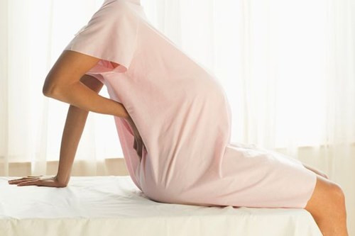10. Nhiễm trùng ở trẻ sơ sinh. Nhiễm chlamydia có thể truyền từ các kênh âm đạo đến con trong thời gian sinh, gây viêm phổi hoặc nhiễm trùng mắt có thể dẫn đến mù loà.