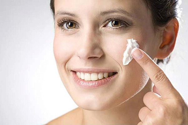 Nếu da bạn khô, việc chọn kem chống nắng có chứa chất dưỡng ẩm cho da là vô cùng cần thiết. Tuy nhiên, da khô dễ bị lão hóa và nhăn nheo sau khi phơi nắng nên dù bạn có sử dụng kem chống nắng chứa chất dưỡng da thì vẫn nên có kem dưỡng.
