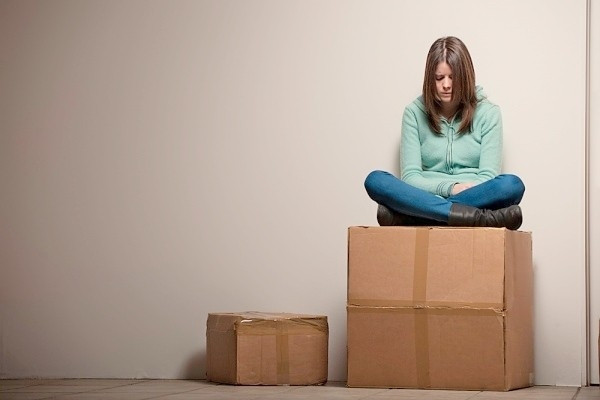 Vấn đề với cơ quan sinh dục cũng có thể gây vô kinh. Các ví dụ bao gồm: Sẹo tử cung. Hội chứng Asherman, một tình trạng trong đó mô sẹo tích tụ trong lớp niêm mạc của tử cung, đôi khi có thể xảy ra sau khi nong và nạo (D & C), mổ lấy thai hoặc điều trị u xơ tử cung. Sẹo tử cung ngăn ngừa sự tích tụ bình thường và phát tán nội mạc tử cung.