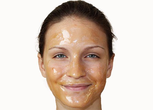 Mật ong trị mụn, giảm tấy đỏ. Để phát huy tác dụng của mật ong trong điều trị mụn hiệu quả nhất, bước đầu tiên bạn phải rửa mặt thật sạch, sau đó bôi mật ong nguyên chất, hoặc mật ong trộn tinh bột nghệ lên mặt, để 30 phút, sau đó rửa lại bằng nước sạch.