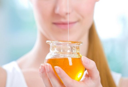 Mật ong chống lão hóa. Mật ong là chất giữ ẩm tuyệt vời, giúp làn da luôn mọng nước như được phủ sương. Mặt khác, nhờ chứa tinh chất đường tự nhiên axit alpha-hydroxy có tác dụng như dung dịch tẩy tế bào chết, giúp loại bỏ các tế bào khô, sừng, nâng tông màu da của bạn. Đây chính là điều kiện thiết yếu để tái tạo tế bào da mới, tăng cường tính đàn hồi, làm phẳng các đường nhăn từ khi mới hình thành.