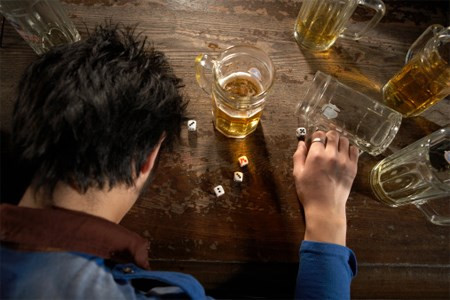 Nhậu nhẹt thả phanh ngày cuối tuần. Tất cả chúng ta đều biết hay chứng kiến một người nào đó với khuôn mặt đỏ nựng, sưng húp sau cơn say túy lúy. Rượu làm giãn các mạch máu nhỏ trong da. Điều này làm tăng lưu lượng máu gần bề mặt da. Theo thời gian, với sự lặp lại việc này, các mạch máu có thể bị hỏng vĩnh viễn. Điều này dẫn đến việc da bạn bị đỏ và xuất hiện các đốm nâu.