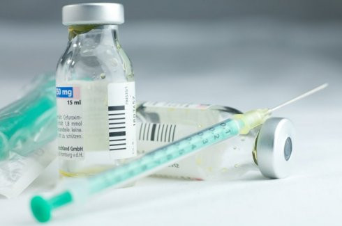 Nguyên nhân dẫn đến dậy thì sớm rất phức tạp. Có thể là do di truyền, bất thường hoặc bị tổn thương não (ở vùng dưới đồi, tuyến yên), tuyến sinh dục (buồng trứng, tinh hoàn), hoặc do ăn uống, dùng thuốc (có chất nội tiết).