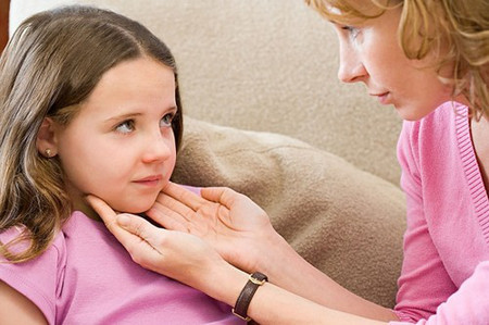 6. Trẻ cư xử không đúng mực, như nói trống không với người lớn tuổi, không xin lỗi sau khi gây chuyện, không cảm ơn...Cách tốt nhất để giải quyết tình trạng này chính là bạn phải làm gương cho bé. Bạn nên biết cách xin lỗi, cảm ơn bé. Mặt khác, hãy thường xuyên ăn cơm gia đình để dạy trẻ các nghi thức đối với mọi người.