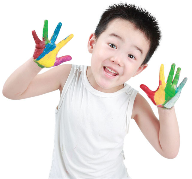 4. Trẻ tự làm bị thương bản thân mình bằng cách đập đầu xuống sàn, tự cắn. Các bé thường không biết cách phòng tránh những nguy cơ gây tổn thương cho cơ thể. Ví dụ, bé có thể tự giật tóc mình khi bị căng thẳng, cào cấu mặt lúc ăn vạ...Những hành vi này lặp đi lặp lại nhiều lần và trở thành phản xạ tự nhiên mà bé cũng không ý thức hết được tác hại.