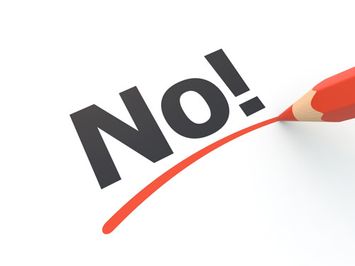 3. Trẻ hay nói "không" với bất cứ thứ gì. Trong những trường hợp trẻ thường xuyên nói "không" như không ăn cơm, không mặc đồ, không muốn nghe lời bố mẹ, đừng cố bắt ép trẻ làm theo bạn. Hãy để bé tự lựa chọn, ví dụ như trẻ thích mặc áo màu hồng chứ không phải màu tím...