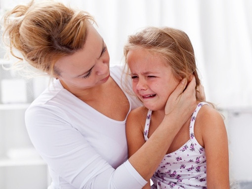 1. Thói xấu mè nheo, rền rĩ. Tiến sĩ Tovah P. Klein, chuyên gia tâm lý người Mỹ, cho hay: "Trẻ rên rỉ là biểu hiện của sự thất vọng hoặc giận dữ". Nếu bạn cố đe nẹt con, mọi thứ sẽ chỉ trở nên tồi tệ hơn. Thay vào đó, hãy "đọc vị" ra tâm trạng của con rồi ôm con vào lòng, trẻ sẽ hết giận dỗi.