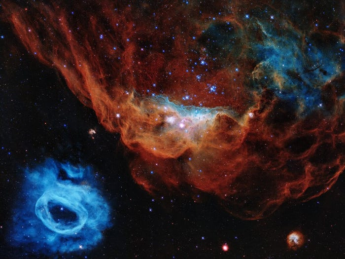 Tinh vân khổng lồ NGC 2014 và hàng xóm của nó, tinh vân NGC 2020, tạo thành một "vườn ươm sao", nơi các ngôi sao được sinh ra. Hai tinh vân này ước tính cách xa nhau khoảng 163.000 năm ánh sáng.