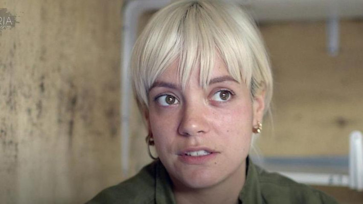 Nữ ca sỹ Lily Allen không im lặng khi nói đến cuộc khủng hoảng người tị nạn ở Syria. Năm 2016, cô đi du lịch đến Calais ở Pháp, cụ thể là một trại di cư tị nạn.