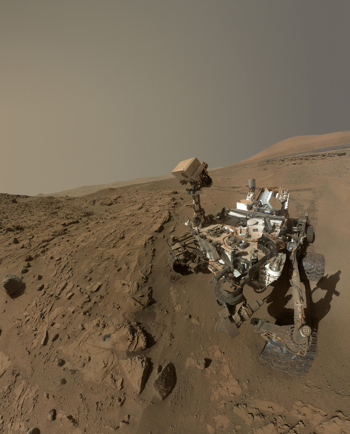 Phòng thí nghiệm nhiễu xạ tia X trên tàu của Curiosity đã phân tích bụi và phát hiện tridymite - một loại thạch anh hiếm được làm hoàn toàn từ silicon dioxide, hoặc silica, được hình thành bởi một số loại hoạt động núi lửa.