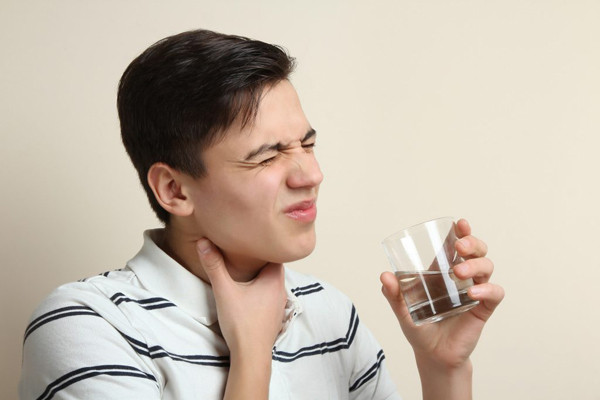 Ngoài những bất thường trên, bạn không nên bỏ qua dấu hiệu bất thường như sốt, cổ họng khó chịu như có dị vật trong họng, tâm trạng bất ổn, thường xuyên thức giấc nửa đêm, ho ra máu, liệt dây thanh hoặc khàn giọng, cơn ho kéo dài không rõ nguyên nhân.